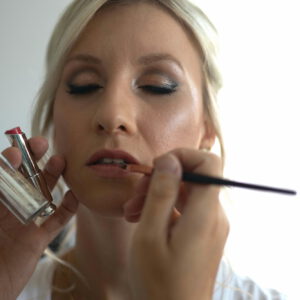 Make-up Workshop Stuttgart - Blonde Frau wird geschminkt