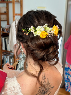 Brautstyling Stuttgart Brautfrisur an braunen Haaren mit Blumen Haarschmuck