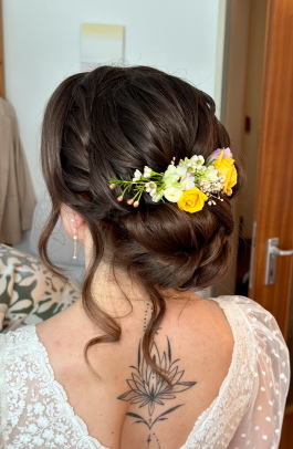 Brautstyling Stuttgart Brautfrisur an braunen Haaren mit Blumen Haarschmuck