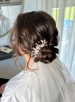 Brautstyling Stuttgart Brautfrisur an braunen Haaren mit Haarschmuck