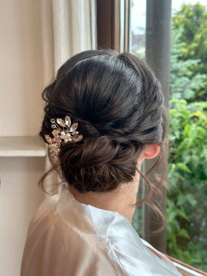 Brautstyling Stuttgart Brautfrisur an braunen Haaren mit Haarschmuck