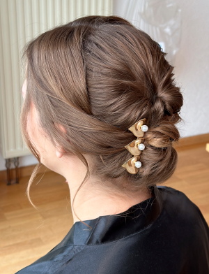 Brautstyling Stuttgart Brautfrisur an braunen Haaren mit Haarschmuck