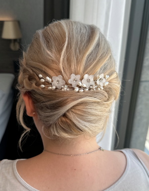 Brautstyling Stuttgart Brautfrisur an blonden Haaren mit Haarschmuck