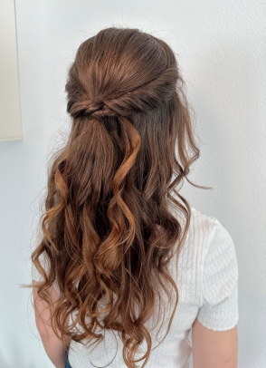 Brautstyling Stuttgart Brautfrisur Locken an braunen Haaren mit Haarschmuck