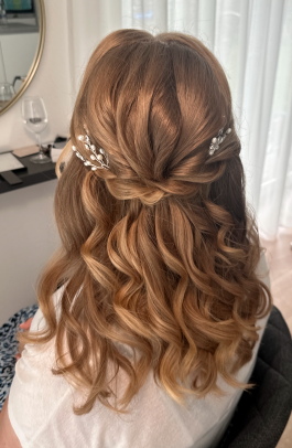 Brautstyling Stuttgart Brautfrisur Locken an braunen Haaren mit Haarschmuck