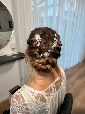 Brautstyling Stuttgart Brautfrisur an braunen Haaren geflochten mit Haarschmuck