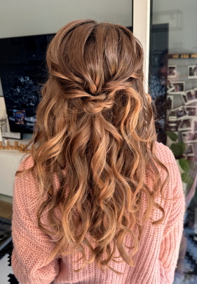 Brautstyling Stuttgart Brautfrisur Locken an braunen Haaren mit Haarschmuck