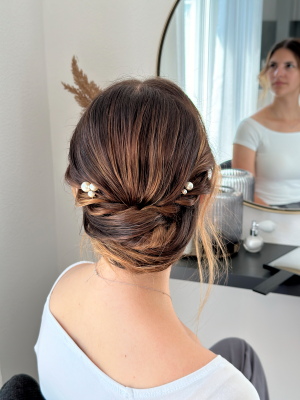 Brautstyling Stuttgart Brautfrisur an blonden Haaren mit Haarschmuck