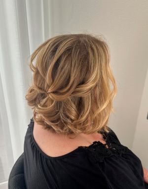 Brautstyling Stuttgart Locken an kurzen blonden Haaren