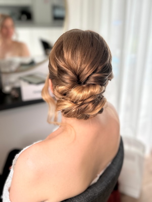 Brautstyling Stuttgart Brautfrisur an blonden Haaren mit Haarschmuck