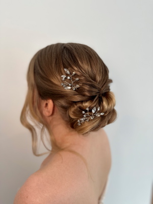 Brautstyling Stuttgart Brautfrisur an blonden Haaren mit Haarschmuck