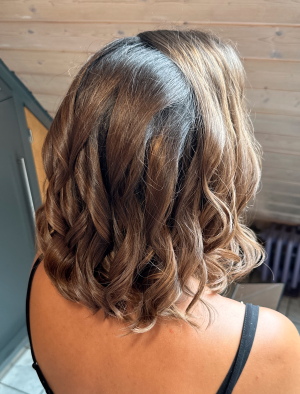 Brautstyling Stuttgart Locken an braunen Haaren