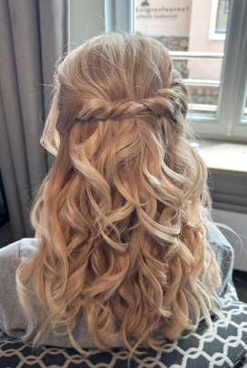 Brautstyling Stuttgart Brautfrisur Locken an blonden langen Haaren mit Haarschmuck