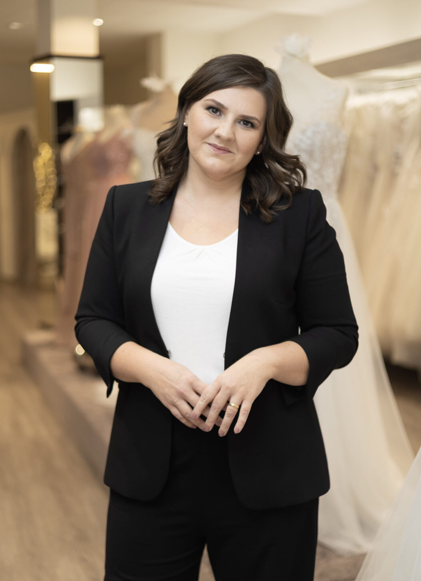 Portrait von Brautstylistin Elmira Becker, mobile Hairstylistin und Make-up Artist für elegante und natürliche Hochzeiten im Raum Göppingen und Schloss Filseck.