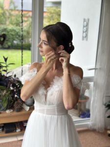 Elegantes, natürliches Brautstyling mit professionellem Make-up und Frisur für eine Hochzeit in Rechberghausen