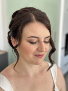 Dezentes, natürliches Braut-Make-up für eine elegante Hochzeit in Rechberghausen