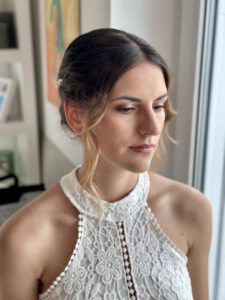 Zartes Nude-Brautmakeup mit natürlicher Ausstrahlung für Hochzeit auf Schloss Filseck.