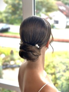 Elegante, natürliche Brautfrisur als professionelles Brautstyling in Rechberghausen
