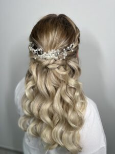 Soft Waves als moderne Brautfrisur für ein stilvolles Brautstyling in Rechberghausen