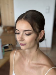 Natürliches Braut-Make-up mit frischem, elegantem Finish für eine Hochzeit in Rechberghausen