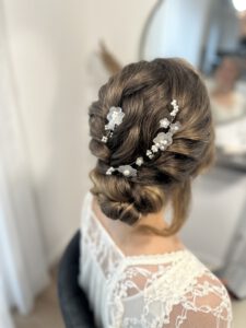 Natürliche, elegante Brautfrisur als professionelles Brautstyling für Hochzeiten in Rechberghausen