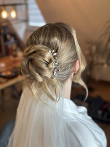 Feine Texturwellen als natürliche Brautfrisur im Rahmen eines Brautstylings in Rechberghausen