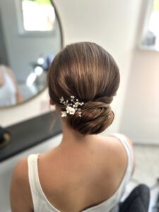 Eleganter Low Bun mit leichtem Volumen für eine Hochzeit in Göppingen und Schloss Filseck.