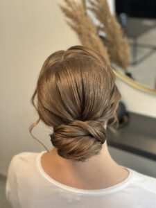 Sleek Low Bun als moderner, exklusiver Brautlook für Hochzeit in Esslingen und Schloss Filseck.
