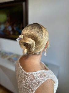 Eleganter French Twist als zeitlose Hochsteckfrisur für Hochzeit auf Schloss Filseck, professionell gestylt von Elmira Becker.