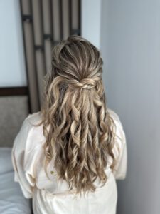 Mobile Brautstylistin aus Esslingen stylt offene Wellen für Hochzeiten auf Schloss Filseck.