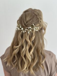 Elegante halboffene Brautfrisur mit weichen Wellen für Hochzeiten 2026 auf Schloss Filseck.